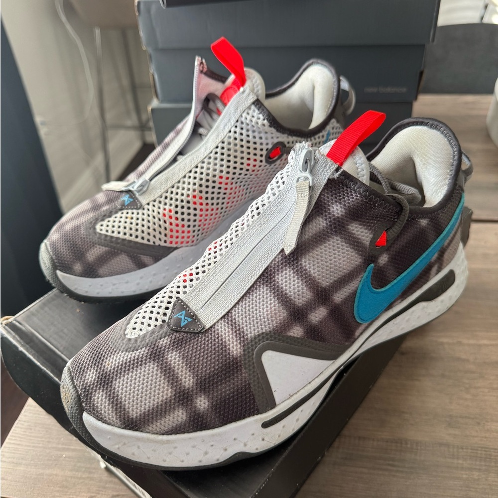 Nike Black and Gray Athletic Shoes with Modern Design